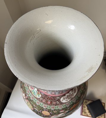 Lot 340 - AN IMPRESSIVE LARGE CHINESE FAMILLE ROSE HALL VASE