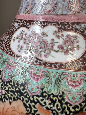 Lot 340 - AN IMPRESSIVE LARGE CHINESE FAMILLE ROSE HALL VASE