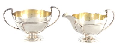 Lot 289 - AN EARLY 20TH CENTURY SILVER AND SILVER GILT CREAM JUG AND SUGAR BOWL