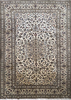 Lot 745 - A FINE HAND KNOTTED PERSIAN KASHAN CARPET