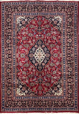 Lot 892 - A HAND KNOTTED PERSIAN MASHAD CARPET