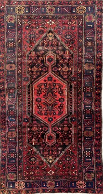 Lot 755 - A HAND KNOTTED PERSIAN HAMEDAN CARPET