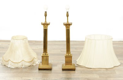 Lot 899 - A PAIR OF 20TH CENTURY GILT BRASS CORINTHIAN COLUMN TABLE LAMPS