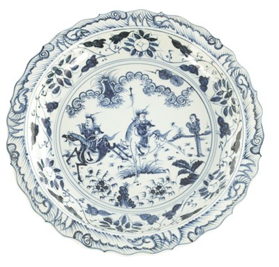 Lot 419 - A CHINESE BLUE AND WHITE PORCELAIN CHARGER