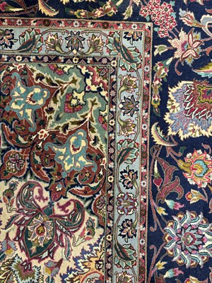 Lot 730 - A LARGE GOOD QUALITY PERSIAN PINK WOOL MEDALLION CARPET