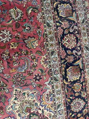 Lot 730 - A LARGE GOOD QUALITY PERSIAN PINK WOOL MEDALLION CARPET