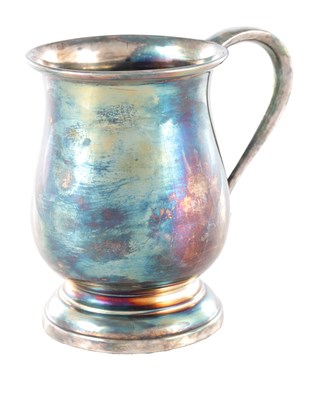 Lot 284 - A 20TH CENTURY SILVER TANKARD
