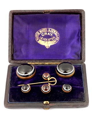 Lot 174 - AN EARLY 20TH CENTURY GOLD METAL AND TIGERS EYE TIEPIN BUTTONS AND CUFFLINK CASED SET