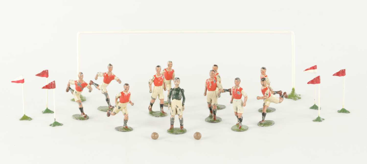 304 - A FULL SET OF EARLY 20TH CENTURY BRITTAINS LEAD ARSENAL FOOTBALL PLAYERS