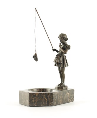 Lot 608 - AFTER FERDINAND PREISS, AN EARLY 20TH CENTURY BRONZE AND VEINED MARBLE SCULPTURAL FIGURE OF A FISHER GIRL