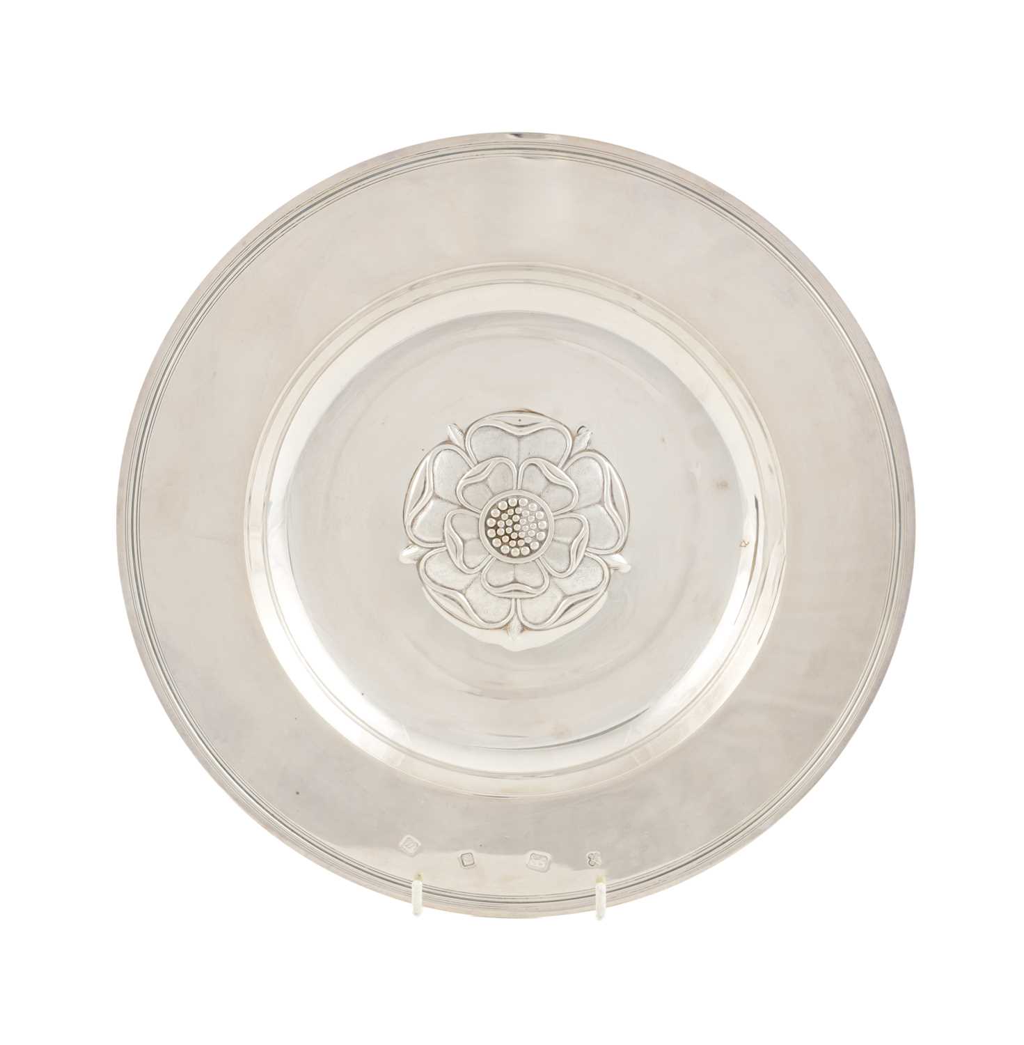 Lot 459 - AN ELIZABETH II CASED SILVER TUDOR ROSE DISH