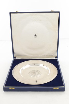 Lot 459 - AN ELIZABETH II CASED SILVER TUDOR ROSE DISH