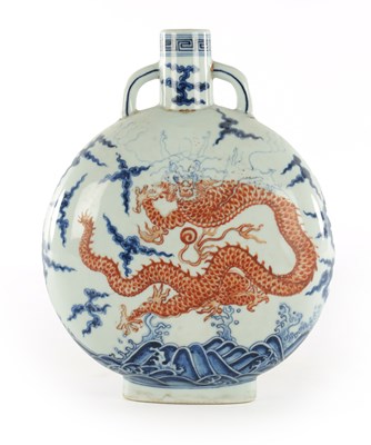 Lot 152 - AN 18TH/19TH CENTURY CHINESE BLUE AND WHITE AND IRON-RED PORCELAIN MOONFLASK