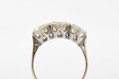 Lot 272 - AN EARLY 20TH CENTURY WHITE GOLD? THREE-STONE DIAMOND RING