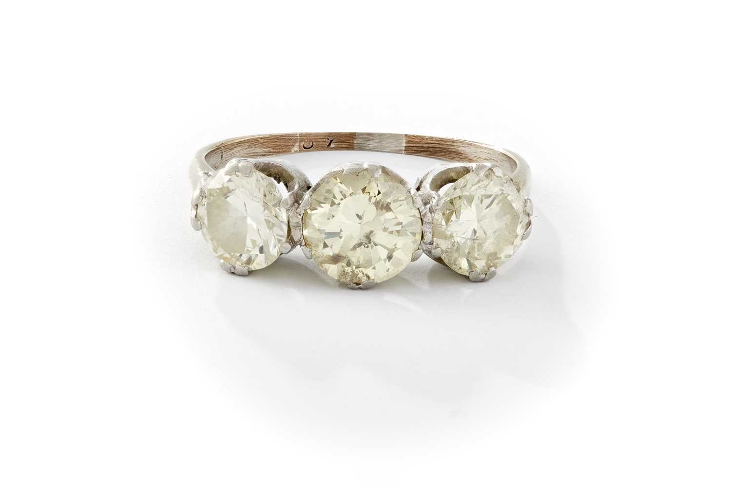 Lot 272 - AN EARLY 20TH CENTURY WHITE GOLD? THREE-STONE DIAMOND RING