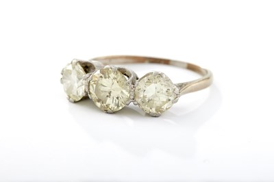 Lot 272 - AN EARLY 20TH CENTURY WHITE GOLD? THREE-STONE DIAMOND RING