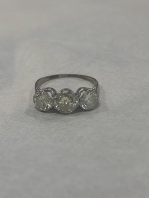 Lot 272 - AN EARLY 20TH CENTURY WHITE GOLD? THREE-STONE DIAMOND RING