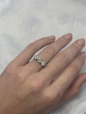 Lot 272 - AN EARLY 20TH CENTURY WHITE GOLD? THREE-STONE DIAMOND RING