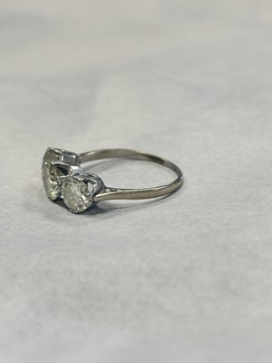 Lot 272 - AN EARLY 20TH CENTURY WHITE GOLD? THREE-STONE DIAMOND RING