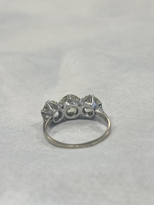Lot 272 - AN EARLY 20TH CENTURY WHITE GOLD? THREE-STONE DIAMOND RING