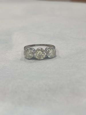 Lot 272 - AN EARLY 20TH CENTURY WHITE GOLD? THREE-STONE DIAMOND RING
