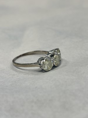 Lot 272 - AN EARLY 20TH CENTURY WHITE GOLD? THREE-STONE DIAMOND RING