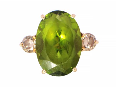 Lot 188 - A 14CT GOLD AND DIAMOND VINTAGE PERIDOT RING