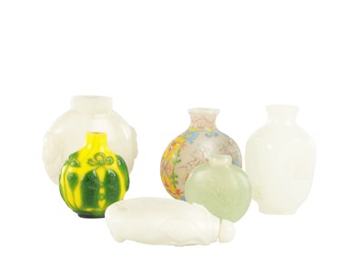 Lot 307 - A SELECTION OF SIX CHINESE JADE AND GLASS SNUFF BOTTLES