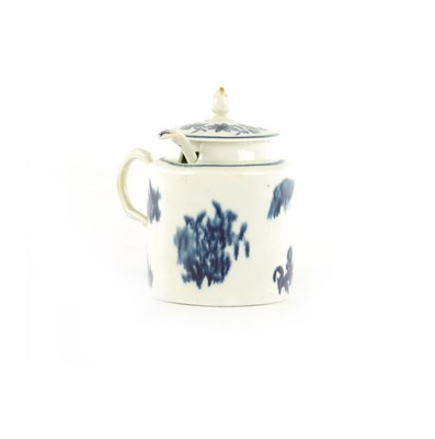 Lot AN 18TH CENTURY WORCESTER PORCELAIN LIDDED MUSTARD POT AND LADLE