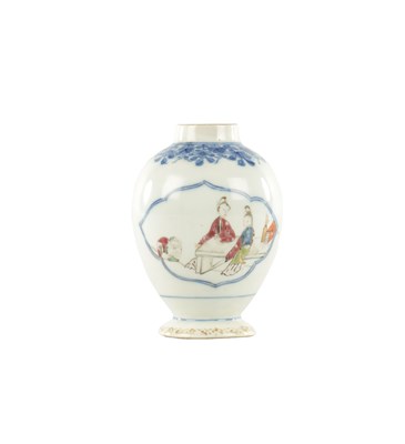 Lot A CHINESE 18TH/19TH CENTURY FAMILLE ROSE PORCELAIN JAR
