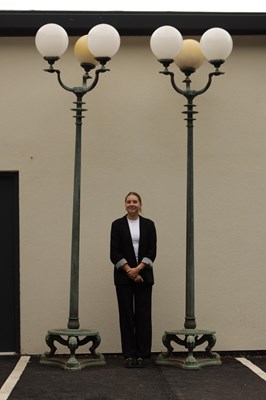 Lot 644 - A RARE PAIR OF EARLY 20TH CENTURY BRONZE COUNTRY HOUSE LAMP POSTS