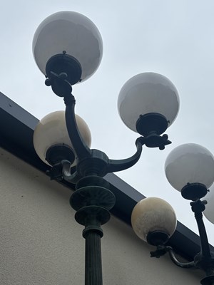 Lot 644 - A RARE PAIR OF EARLY 20TH CENTURY BRONZE COUNTRY HOUSE LAMP POSTS