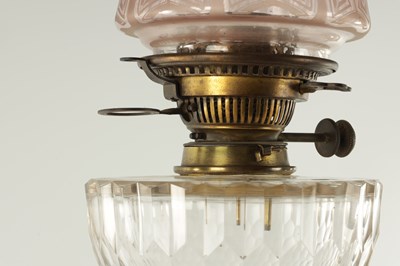 Lot 539 - A 19TH CENTURY BRASS CORINTHIAN COLUMN OIL LAMP