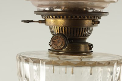 Lot 539 - A 19TH CENTURY BRASS CORINTHIAN COLUMN OIL LAMP