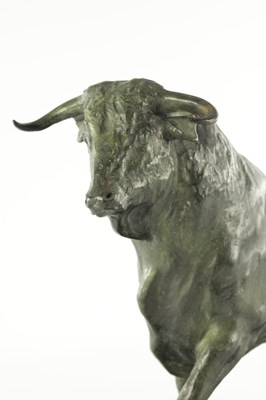 Lot 691 - ATT. MARIANO BENLLIURE. A LARGE EARLY 20TH CENTURY PATINATED BRONZE SCULPTURE OF A SPANISH BULL DATED 1923