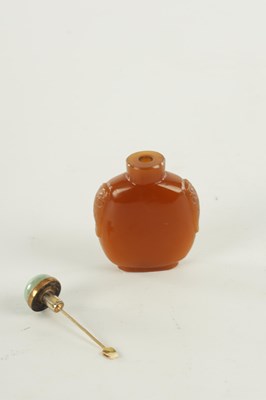 Lot 153 - A CHINESE CARVED AGATE SNUFF BOTTLE