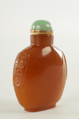 Lot 153 - A CHINESE CARVED AGATE SNUFF BOTTLE