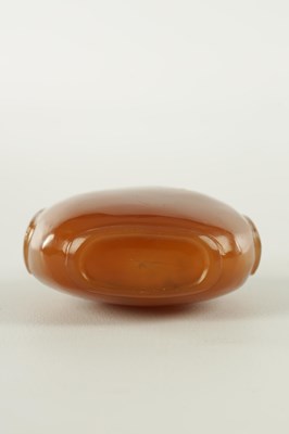 Lot 153 - A CHINESE CARVED AGATE SNUFF BOTTLE