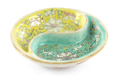 Lot A SMALL FAMILLE ROSE CHINESE PORCELAIN SAUCE DISH