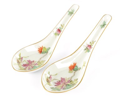Lot A PAIR OF LATE 19TH CENTURY PORCELAIN CHINESE SOUP SPOONS