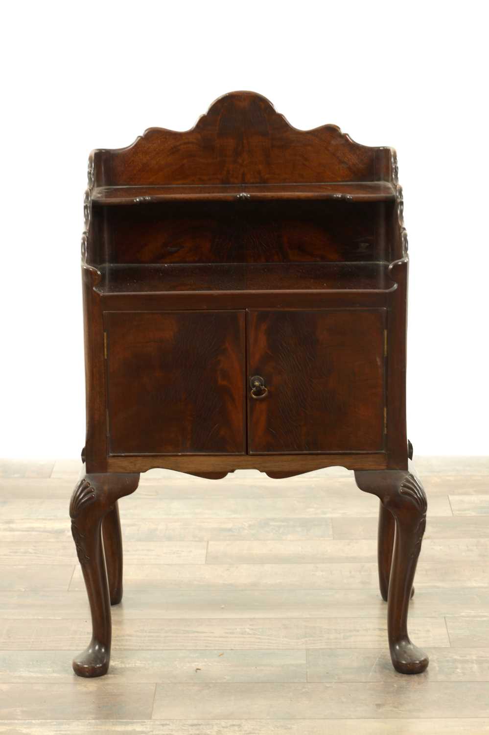 Lot 289 - A 20TH CENTURY QUEEN ANNE STYLE FIGURED MAHOGANY BEDSIDE CABINET