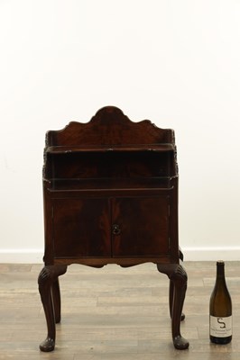 Lot 289 - A 20TH CENTURY QUEEN ANNE STYLE FIGURED MAHOGANY BEDSIDE CABINET