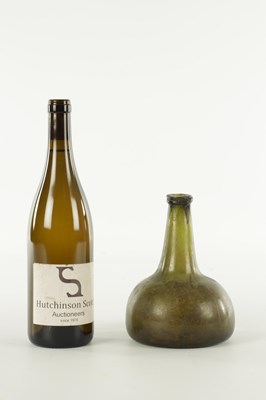 Lot 2 - AN 18TH CENTURY GLASS ONION BOTTLE