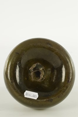 Lot 2 - AN 18TH CENTURY GLASS ONION BOTTLE