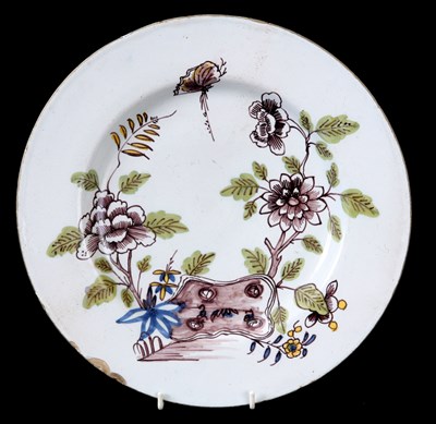 Lot 43 - AN EARLY 18TH CENTURY LIVERPOOL DELFT CHARGER...