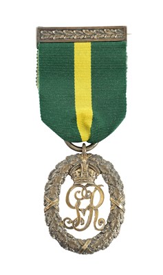 Lot 471 - A TERRITORIAL DECORATION EDWARD VII IN SILVER MEDAL
