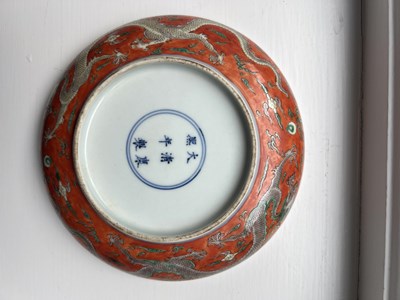 Lot 146 - A 19TH CENTURY CHINESE PORCELAIN DRAGON CHARGER