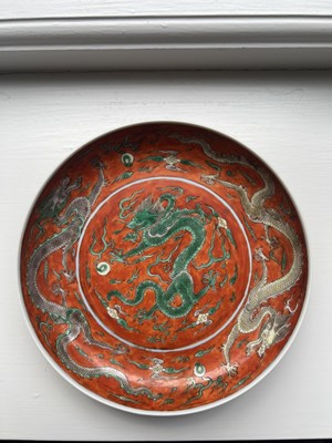 Lot 146 - A 19TH CENTURY CHINESE PORCELAIN DRAGON CHARGER