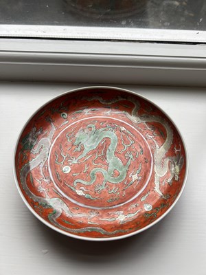 Lot 146 - A 19TH CENTURY CHINESE PORCELAIN DRAGON CHARGER