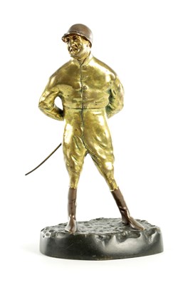 Lot 647 - AN EARLY 20TH CENTURY FRENCH GILT AND PATINATED BRONZE FIGURE OF A JOCKEY